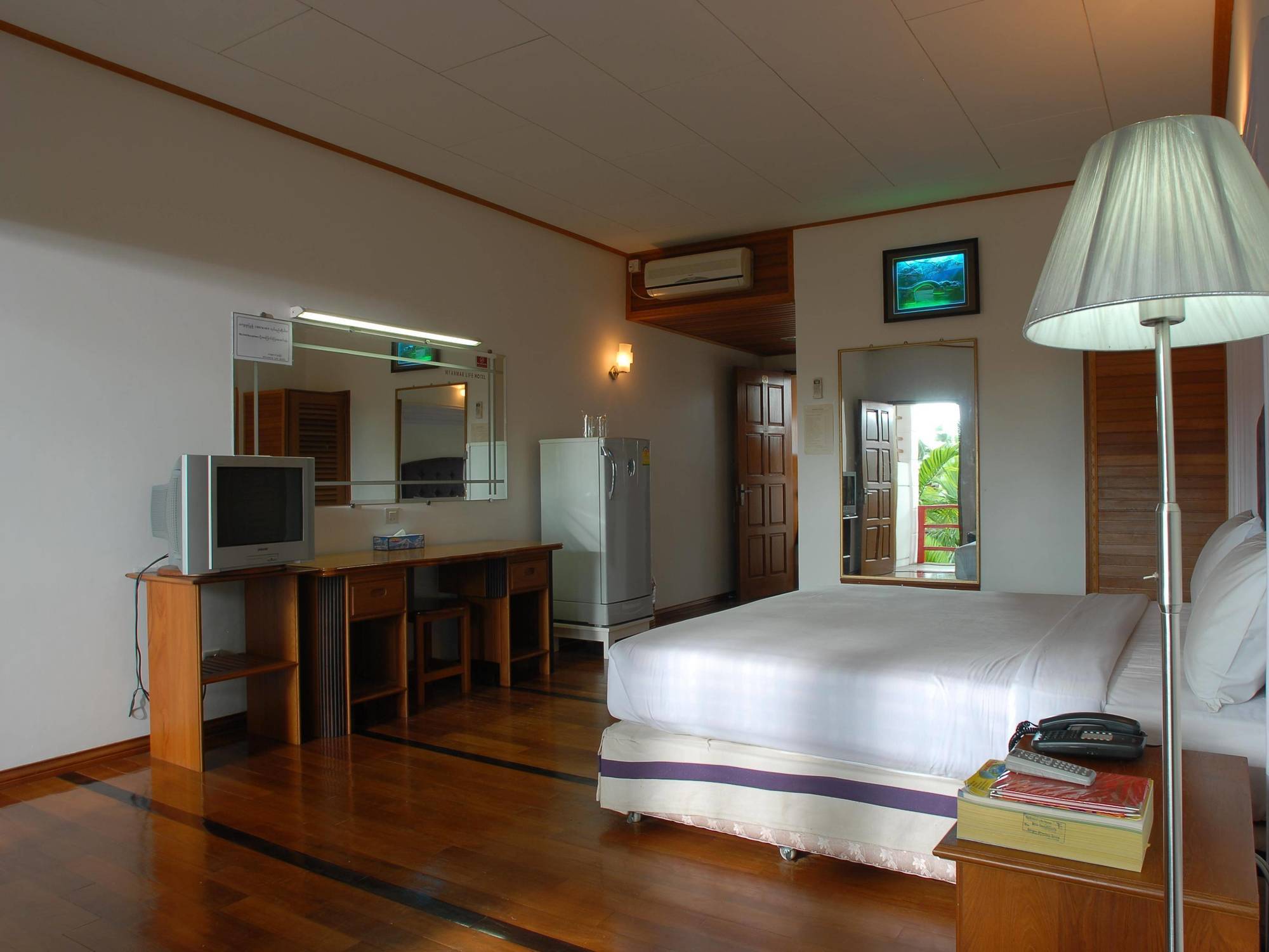 Myanmar Life Hotel Rangoon Buitenkant foto