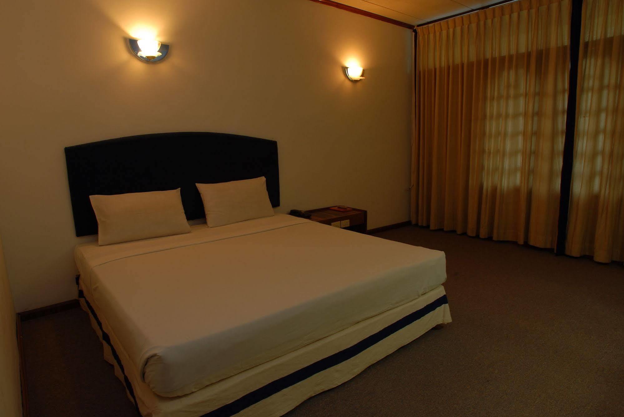 Myanmar Life Hotel Rangoon Buitenkant foto